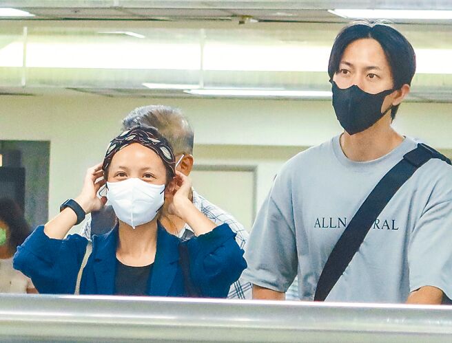 黃姵嘉（左）和邱昊奇被直擊一同出現在松山機場。（粘耿豪攝）