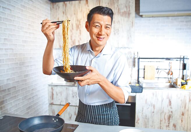 聂云热爱做菜，投资拌麵副业有成。（陈俊吉摄）