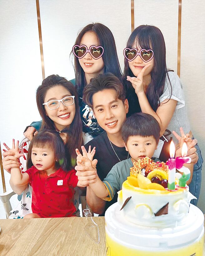 白家绮（第二排左起）新书预购当天恰巧是吴东谚生日，一家人开心庆祝。（凤凰艺能提供）