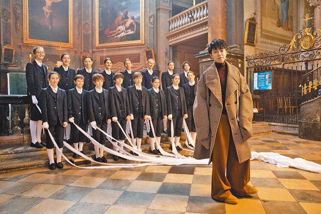 吴青峰新歌〈催眠大师〉与法国圣马克儿童合唱团合作。（环球音乐提供）