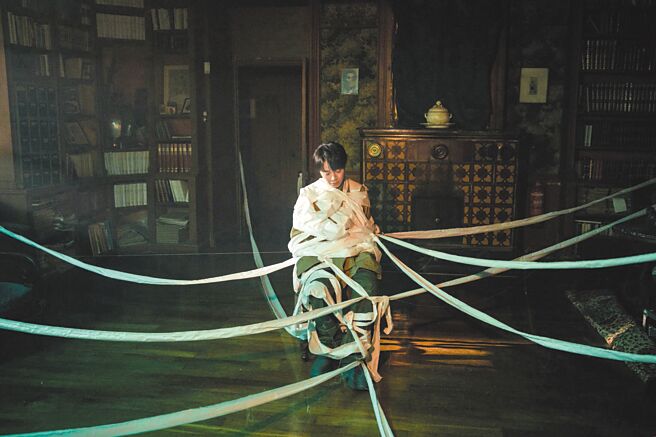 吴青峰先前拍摄新歌MV，被白布缠绕綑绑全身。（环球音乐提供）