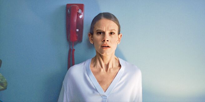 苏西贝肯饰演心理医师萝丝，经歷一连串难以解释的恐怖事件。（UIP提供）