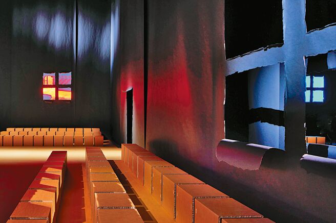 本季找来电影导演尼可拉温丁黑芬打造秀场。（Prada提供）