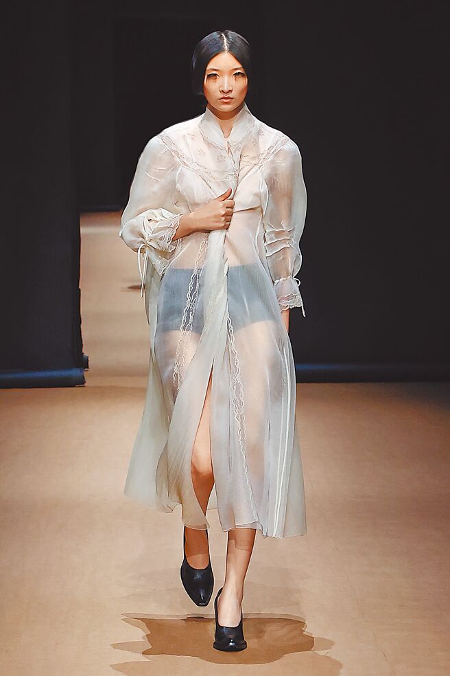 Prada 2023春夏系列以透肤材质强调窥视主题。（Prada提供）