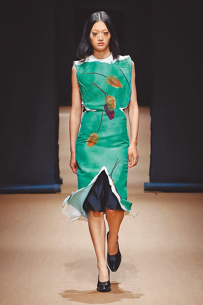 本季夸张的妆容透过强光打在脸上，呈现泪痕般的阴影。（Prada提供）