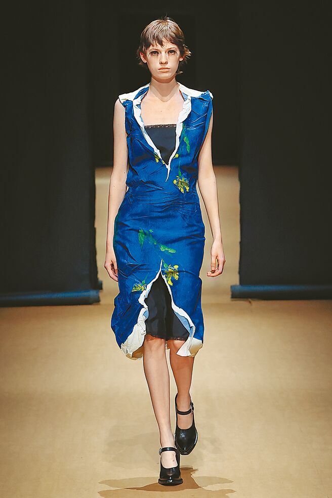 Prada 2023春夏系列运用许多撕裂、扭曲、裂缝设计，比喻生命痕迹。（Prada提供）