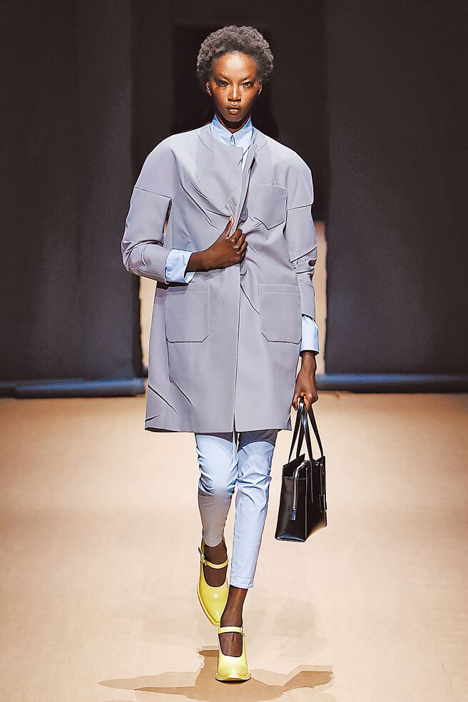 超宽大衣领片展现出强硬的女性气质。（Prada提供）