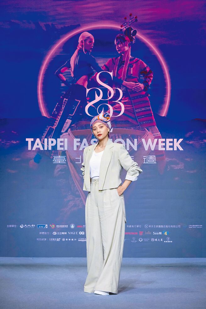 阿爆以台湾设计师品牌Yentity西装现身「臺北时装周SS23」展前记者会。（臺北时装周提供）