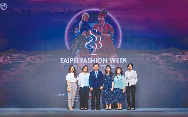 文化部常务次长李连权（左3）与各部会出席代表合影。（臺北时装周提供）