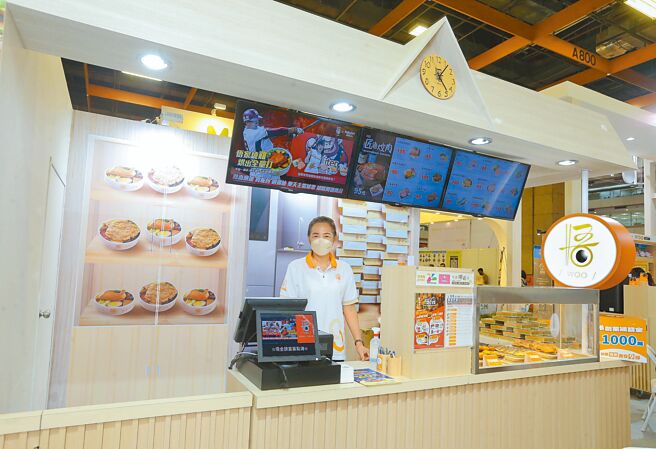 悟饕店装年轻化，好比木质调更显质感，间接吸引青世代光顾或加盟。预期明年可拓展到300门店。（粘耿豪摄）