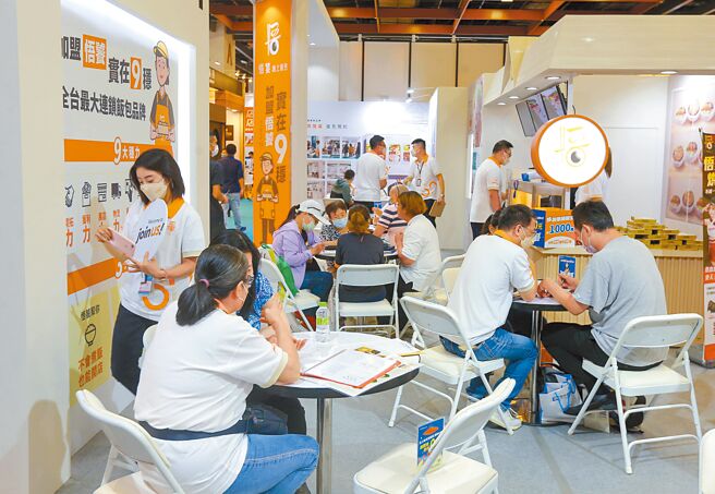 悟饕祭出0元加盟金好康吸引有志者进军餐饮市场，标榜后勤给力，加盟合作关系平均至少13年起跳。（粘耿豪摄）