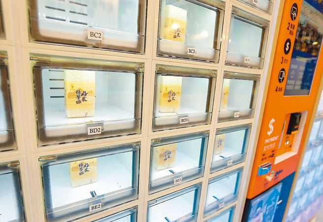悟饕「饭卖机2.0」卖白米也卖便当，医院、商办处等都能看见它的踪迹，60度恒温设计诉求随时都能吃到热腾腾餐食。（粘耿豪摄）