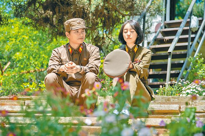 李伊庚（左）与朴世婉在《乐透大作战》中饰演北韩军人兄妹。（采昌提供）