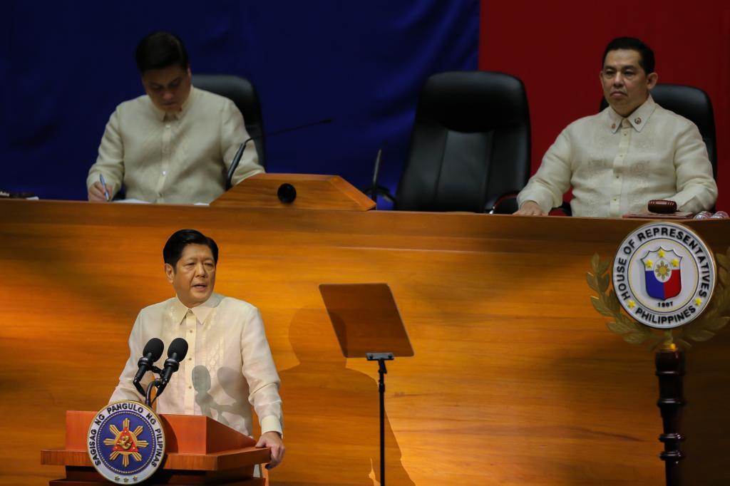 图为菲律宾总统小马可仕（前）日前发表国情咨文。（资料照／新华社）(photo:ChinaTimes)
