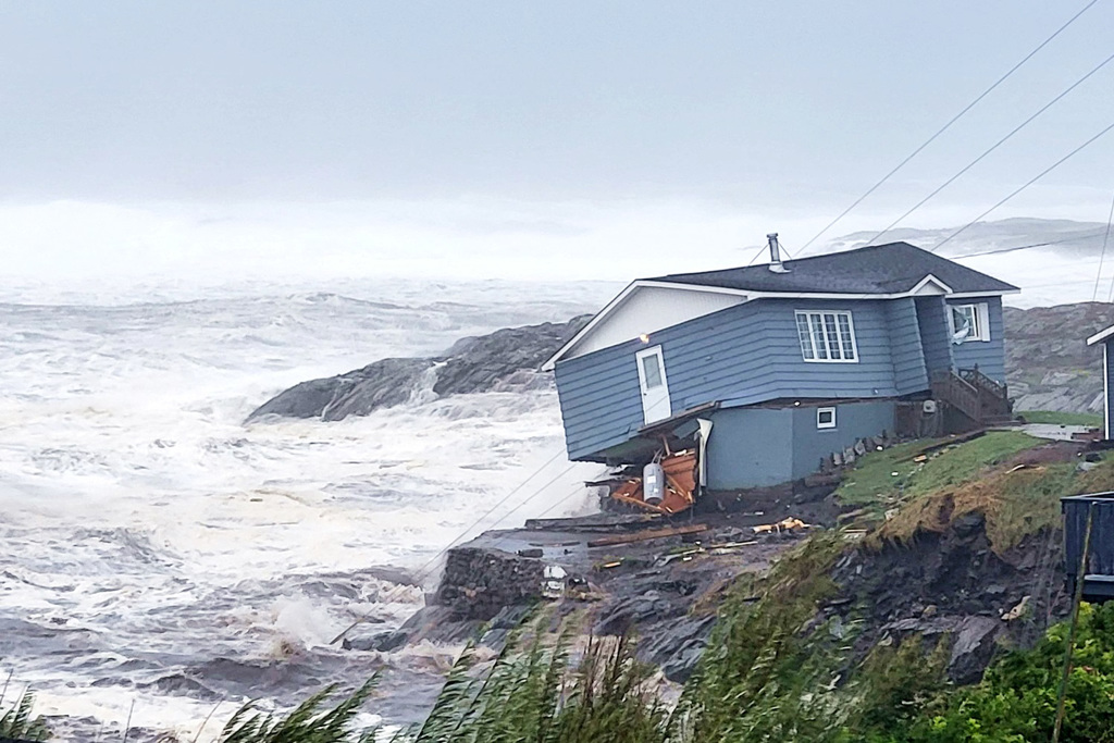 强烈风暴菲奥娜（Fiona）24日袭卷加拿大东部，导致港口城市巴斯克港（Port aux Basques）多栋民宅、公寓建筑被沖进海里。（图／路透社）(photo:ChinaTimes)