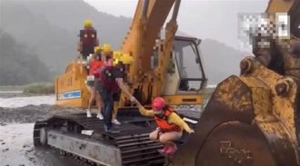 2怪手出動救援！ 宜蘭清水地熱43人「坐挖土機渡溪」脫困