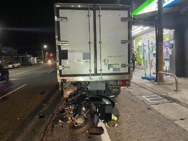 新北市萬里區頂社1號24日晚間發生嚴重事故。（警方提供／李奇叡新北傳真）