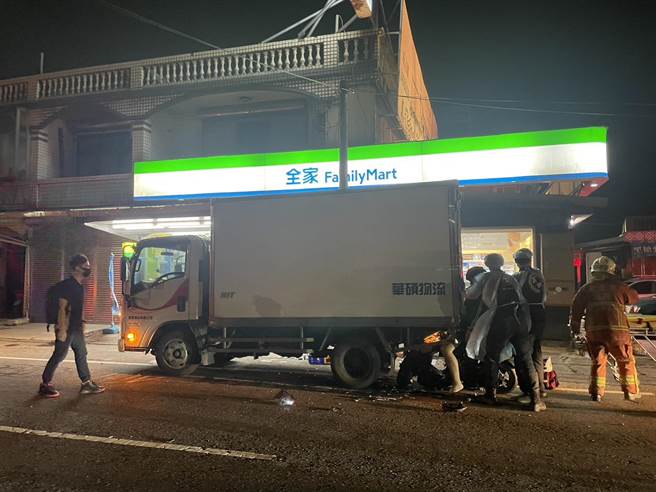 警消合力將受傷的施男拖出。（警方提供／李奇叡新北傳真）