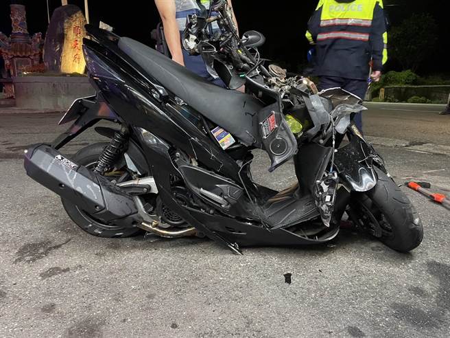 施男機車車頭全爛。（警方提供／李奇叡新北傳真）