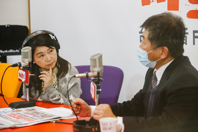 图为民进党台北市长参选人陈时中（右）接受资深媒体人周玉蔻（左）专访。(资料照,郭吉铨摄)