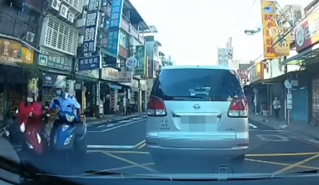 婦人從外側向左鬼切，先是與後方機車發生輕微碰撞。(翻攝臉書Andy老爹)