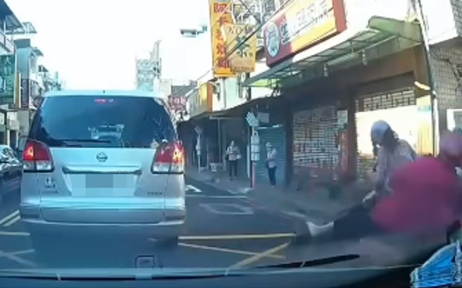 又加速橫跨車道左轉，與直行女騎車對撞。(翻攝臉書Andy老爹)