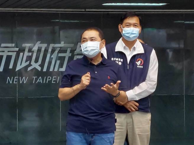 新北市长侯友宜出席新北市太极拳总会挺侯友宜（左）后援会成立大会，侯友宜除细数政绩，并强调会继续打拚，「好好做事」。（陈慰慈摄）