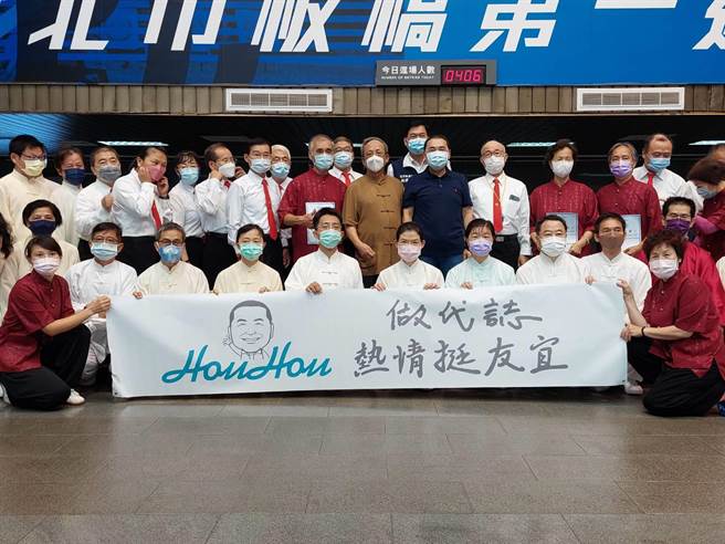 新北市长侯友宜出席新北市太极拳总会挺侯友宜后援会成立大会，与会成员高呼「冻蒜」不间断。（陈慰慈摄）