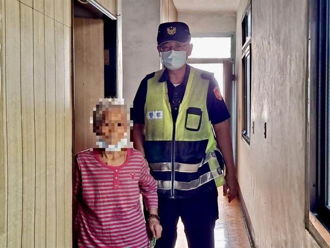 新社区86岁老妇外出后不慎迷途，警方协助她顺利返家。（警方提供）