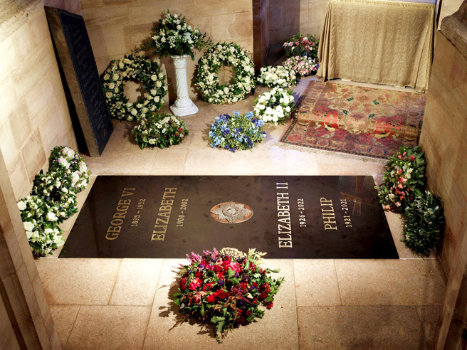英国王室24日公开已故英国女王伊丽莎白二世（Queen Elizabeth II）最后长眠地－乔治六世纪念礼拜堂（King George VI Memorial Chapel）的石碑照片。（图／TPG、达志影像）