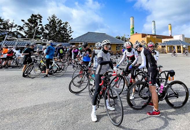 所有参与之车友，于沿途所规划的补给站，亦可品尝到尖山台电冰棒、黑糖糕、澎湖咸饼及外埯刈包等特色小吃。（澎管处提供）