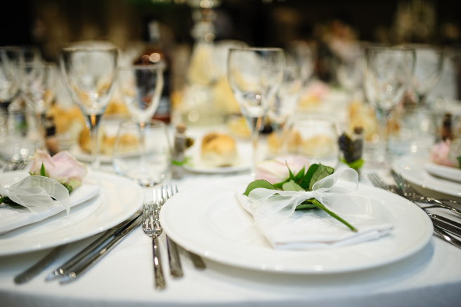 大陆一名万姓婚礼司仪抱怨，新郎突邀约他入座吃饭，没想到事后他向新人索取尾款时，新娘却以「桌钱比尾款还贵」为由抵销费用，拒绝付尾款。（图／示意图，达志影像）