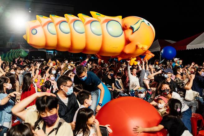 知名剧团「纸风车剧团」昨晚睽违6年再度在莺歌演出，新北市议员参选人卓冠廷邀请剧团到莺歌国中演出「蕃薯森林奇遇记」，吸引超过3000人到场看戏。（卓冠廷办公室提供）