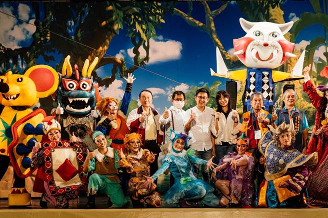 知名剧团「纸风车剧团」昨晚睽违6年再度在莺歌演出，新北市议员参选人卓冠廷邀请剧团到莺歌国中演出「蕃薯森林奇遇记」，吸引超过3000人到场看戏。（卓冠廷办公室提供）