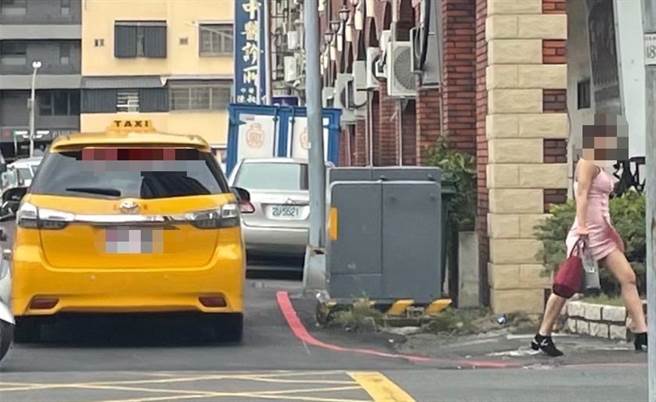 员警在汽车旅馆外埋伏守候，果然等到了王男载着李女前来，李女身穿清凉的粉红色连衣裙，直接走汽车旅馆内。（高市苓雅分局提供／杨舒婷高雄传真）