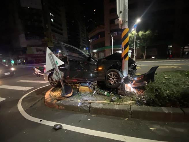 19岁的雷姓男子驾驶黑色BMW在道路上行驶，疑似因车速过快、过弯时操作不慎，整台车直接衝撞分隔岛，导致车头全毁。（高市苓雅分局提供／杨舒婷高雄传真）