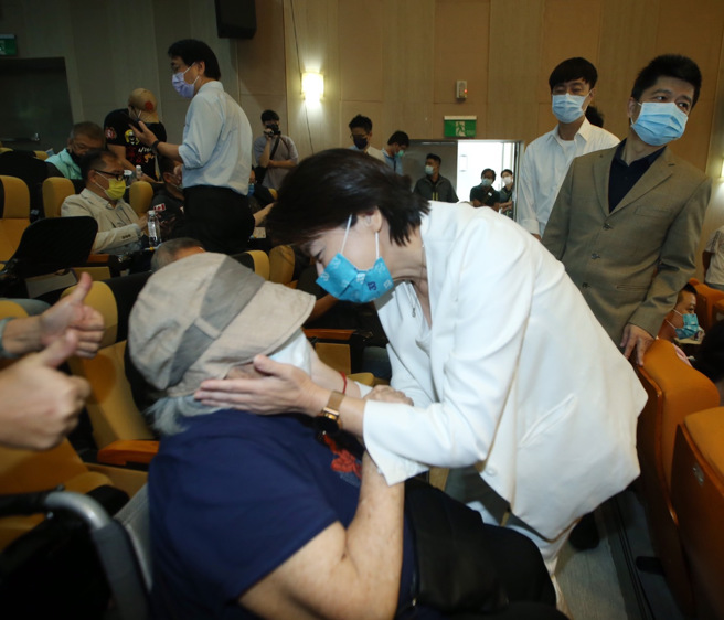 無黨籍台北市長參選人黃珊珊25日舉行競選總部成立大會，黃珊珊（右）到現與母親相擁。（陳怡誠攝）