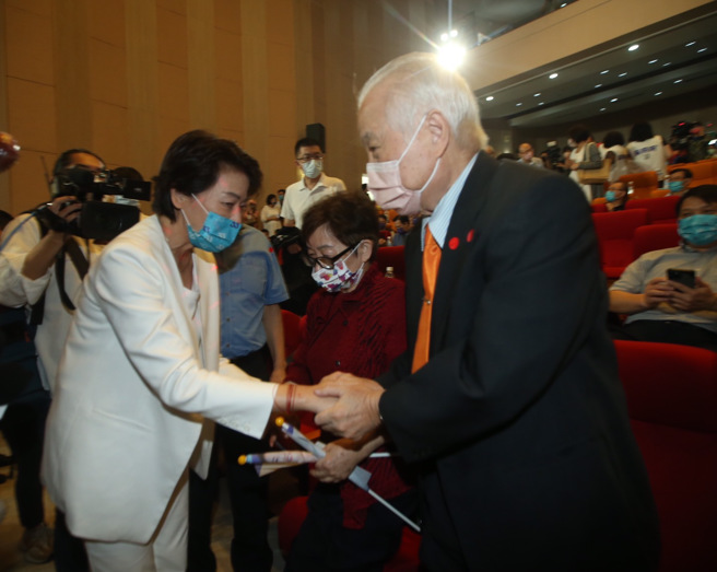 無黨籍台北市長參選人黃珊珊25日舉行競選總部成立大會，黃珊珊（左）向與會的親民黨副主席張昭雄（右）致意。（陳怡誠攝）