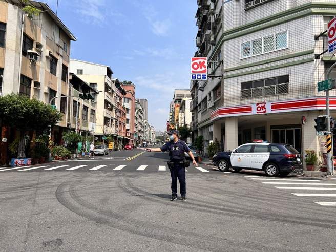 三民区传停电，号志灯也受影响，辖区警方到场协助交管。（翻摄照片／高雄洪靖宜传真）