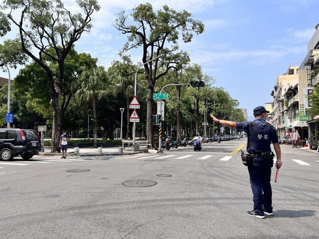 三民区传停电，号志灯也受影响，辖区警方到场协助交管。（翻摄照片／高雄洪靖宜传真）