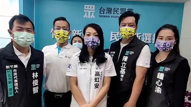 民眾黨新竹市長參選人高虹安（中）25日反駁，指資策會是私法人，她出國學費也都自己出，質疑的柯建銘如此資深，究竟是刻意還是裝傻不知道？（高虹安團隊提供／王惠慧新竹傳真）