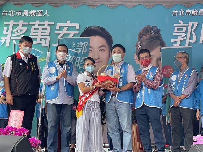 前总统马英九今天出席北市议员郭昭严竞选总部成立大会。（郭昭巖办公室提供／杨亚璇台北传真）