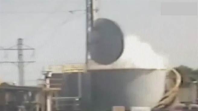 苗栗通霄镇中油的废机油储存桶油槽，被爆出发生油槽顶盖发生喷飞意外事故。（翻摄照片／李京升苗栗传真）