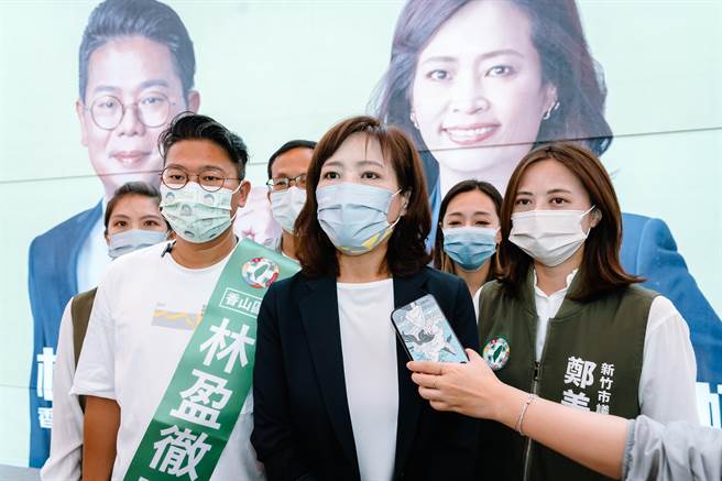 针对高虹安昨在脸书贴出新竹州图的照片，民进党新竹市长参选人沈慧虹（中）说，高虹安在新竹各处所拍的网美照，包括新竹州图、辛志平故居等，都是前新竹市长林智坚和她8年来的政绩。（王惠慧摄）