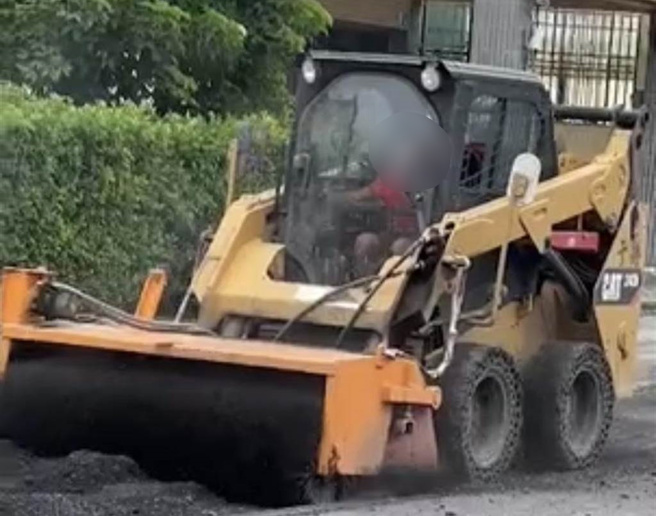 10岁男童熟练驾驶山猫。(摘自记者爆料网)