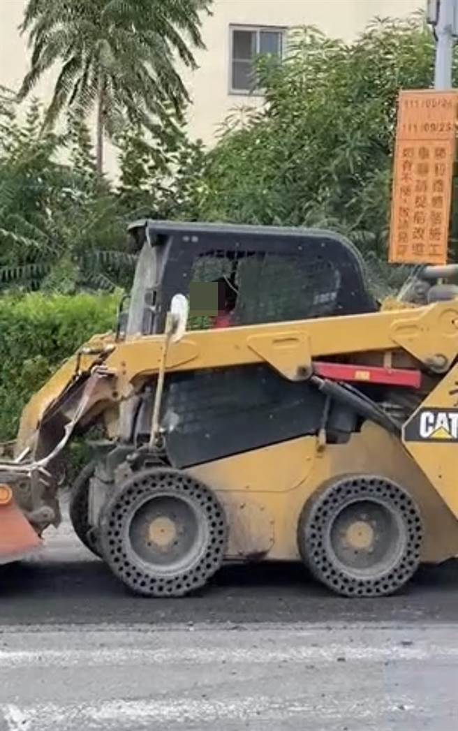 10岁男童熟练驾驶山猫。(摘自记者爆料网)