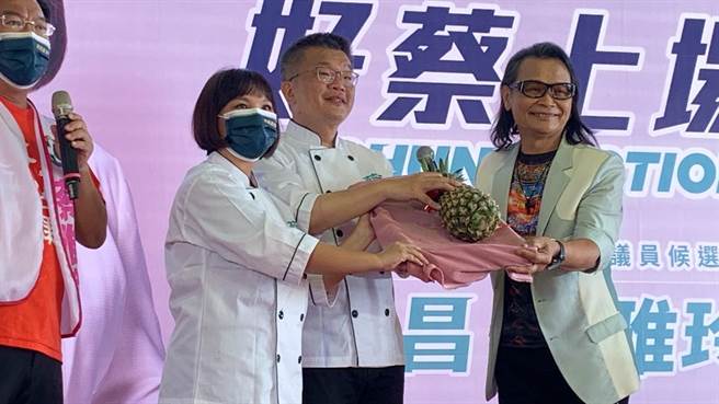 民进党台中市长参选人蔡其昌25日到北屯为同党市议员参选人蔡雅玲站台。（冯惠宜摄）