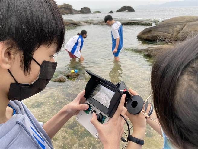 基隆安乐高中将海洋课程融入各年段弹性课程，带领学生踏查八斗渔村、大坪海岸。（基隆市政府提供／陈彩玲基隆传真）