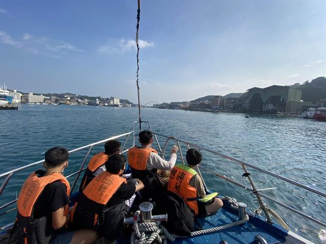 基隆安乐高中将海洋课程融入各年段弹性课程，带领学生踏查八斗渔村、大坪海岸。（基隆市政府提供／陈彩玲基隆传真）