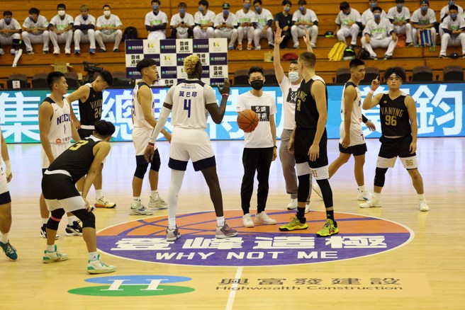 兴富发集团总裁特助郑钧方担任开球嘉宾。(主办单位提供)